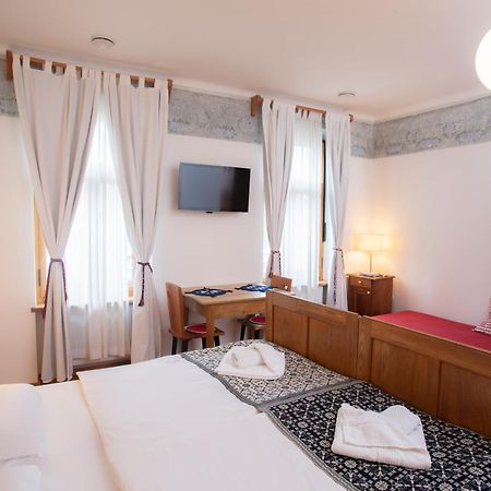 Pr'Gavedarjo Eco Heritage B&B Kranjska Gora Rum bild
