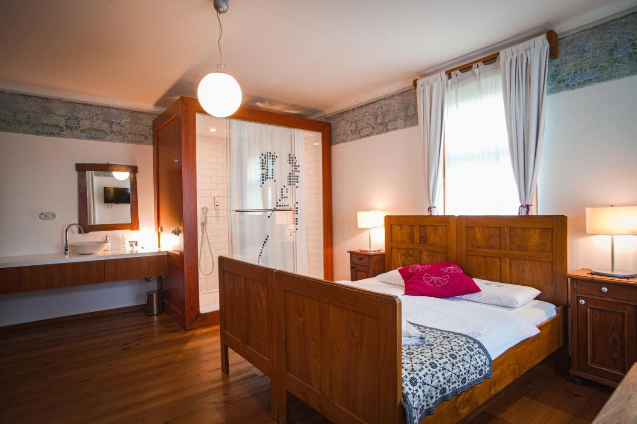 Pr'Gavedarjo Eco Heritage B&B Kranjska Gora Rum bild