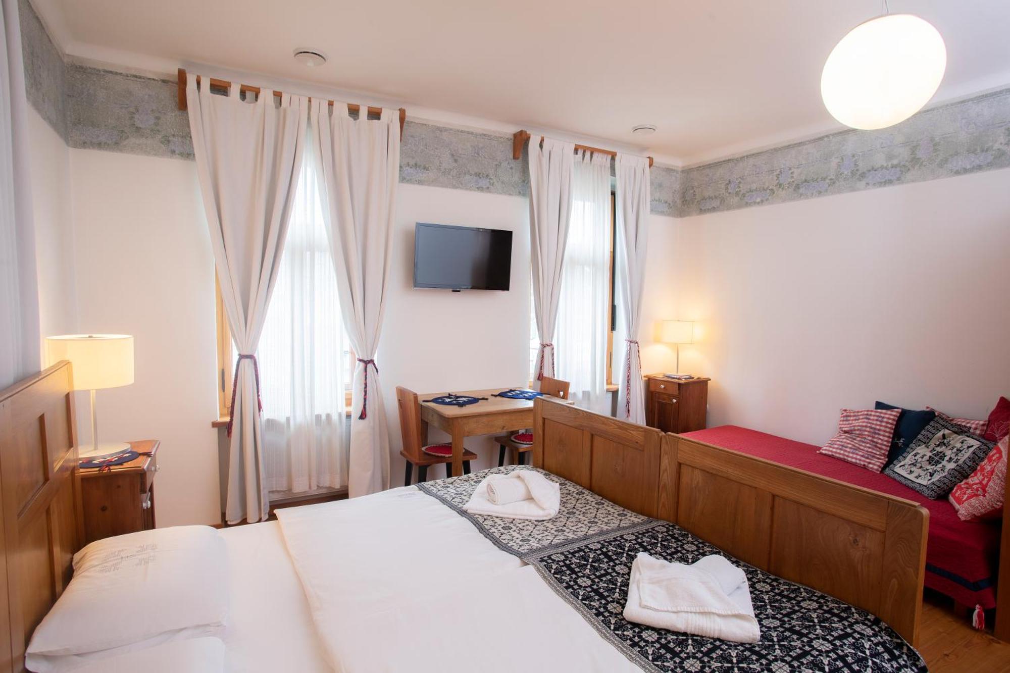 Pr'Gavedarjo Eco Heritage B&B Kranjska Gora Rum bild