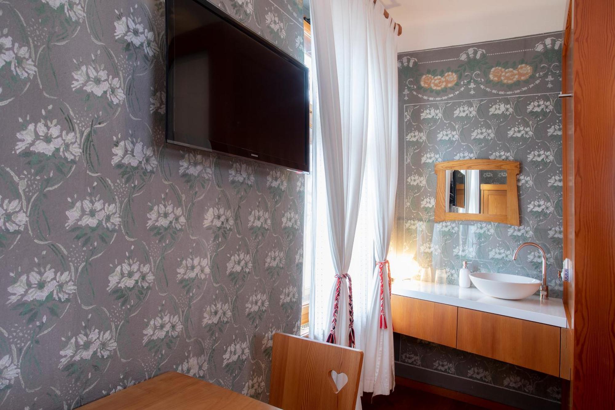 Pr'Gavedarjo Eco Heritage B&B Kranjska Gora Rum bild