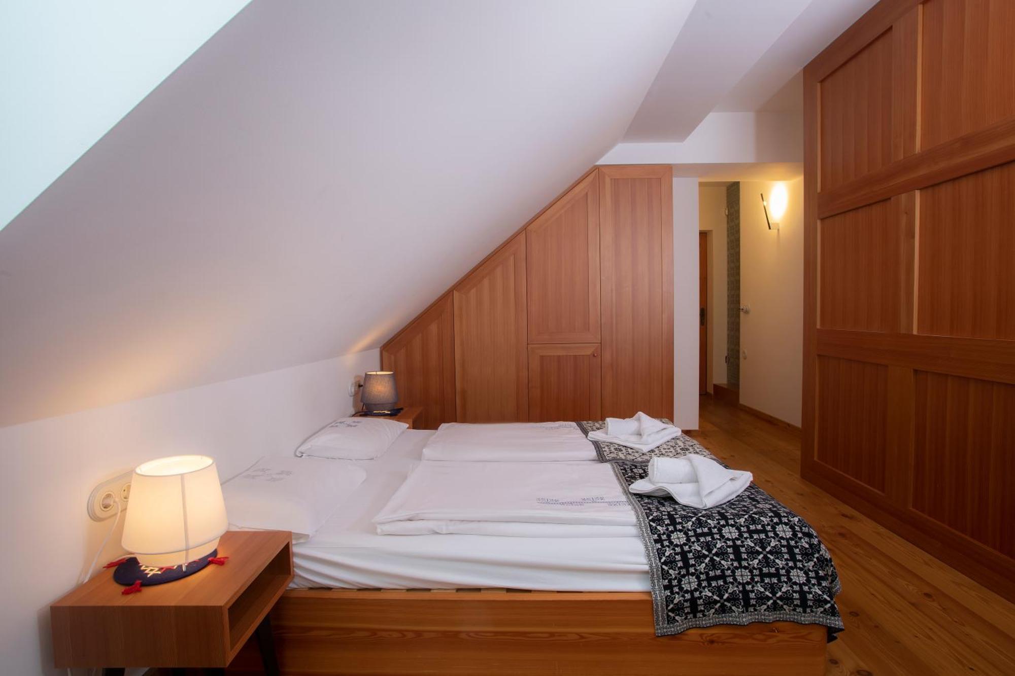 Pr'Gavedarjo Eco Heritage B&B Kranjska Gora Rum bild