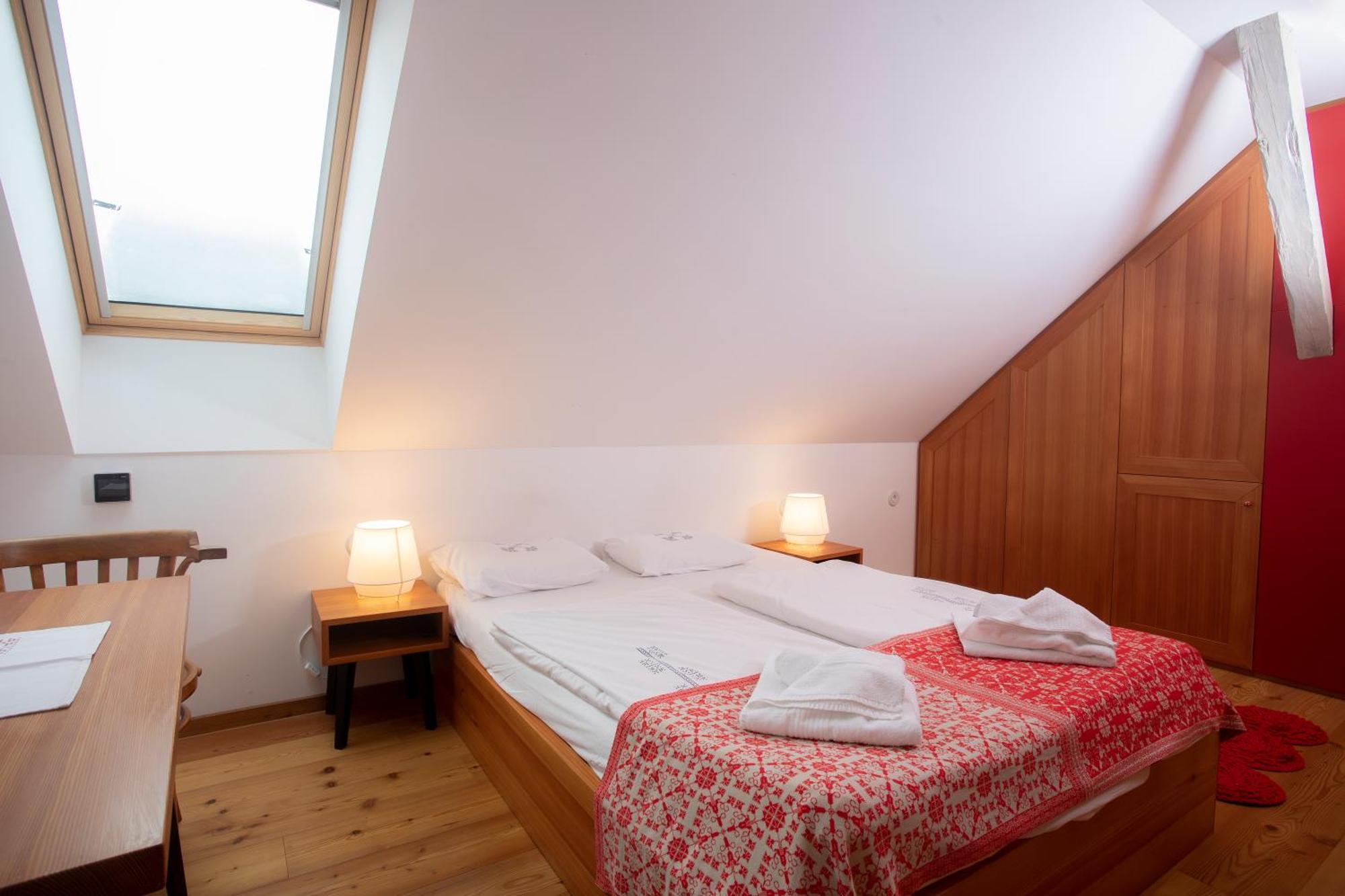 Pr'Gavedarjo Eco Heritage B&B Kranjska Gora Rum bild