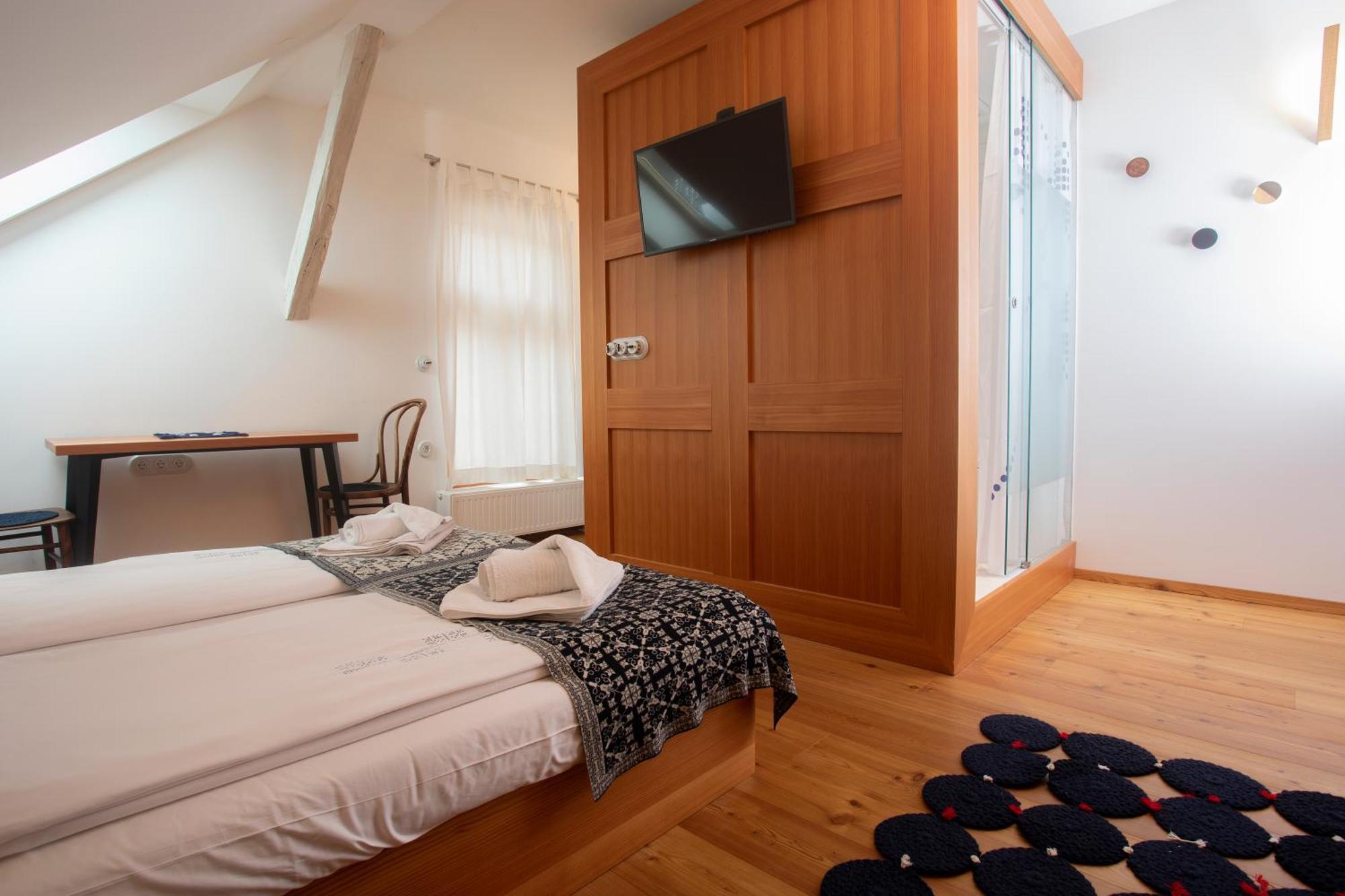 Pr'Gavedarjo Eco Heritage B&B Kranjska Gora Rum bild