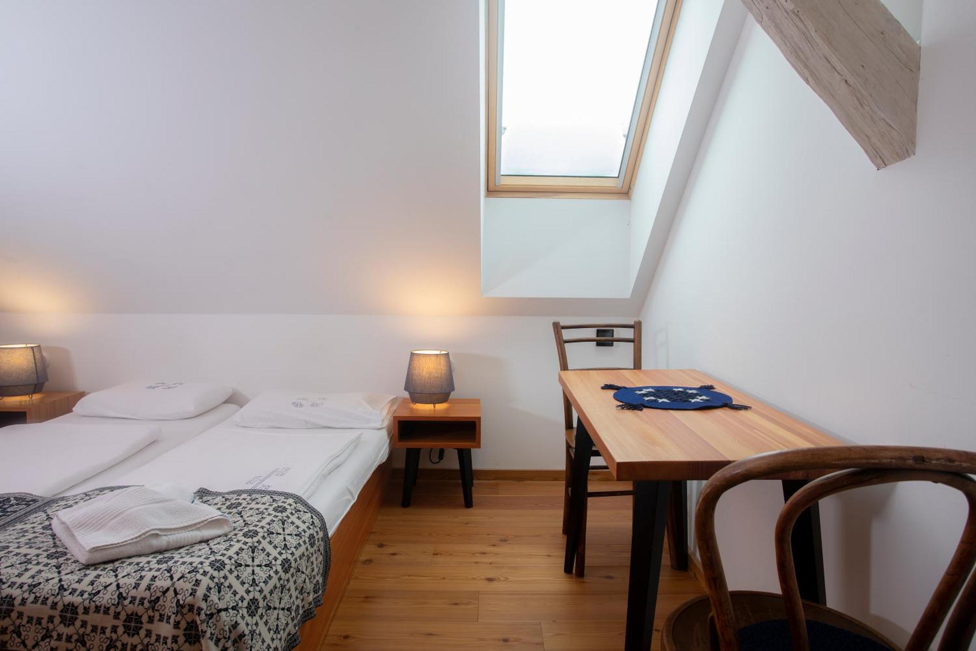 Pr'Gavedarjo Eco Heritage B&B Kranjska Gora Rum bild