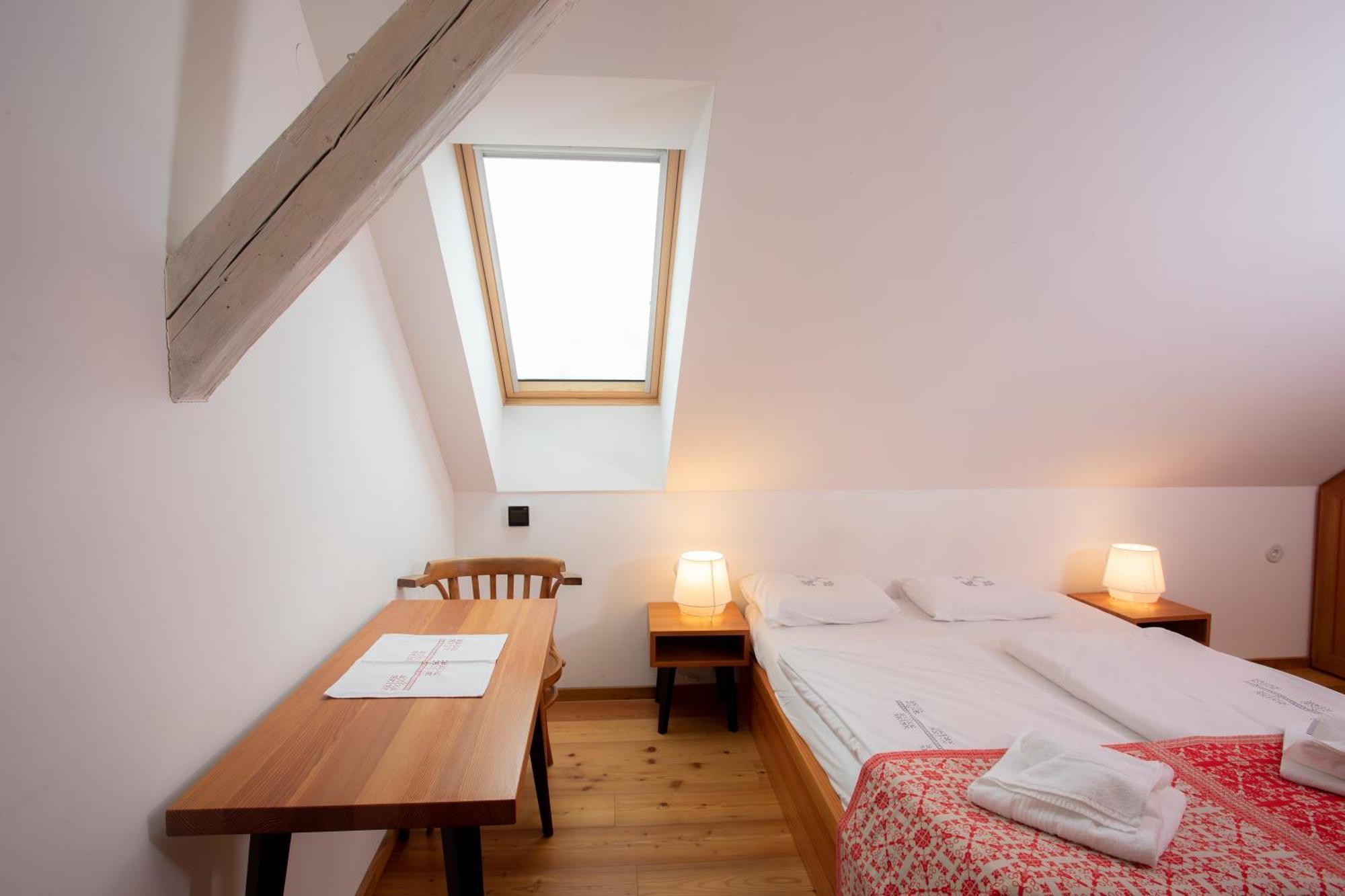 Pr'Gavedarjo Eco Heritage B&B Kranjska Gora Rum bild