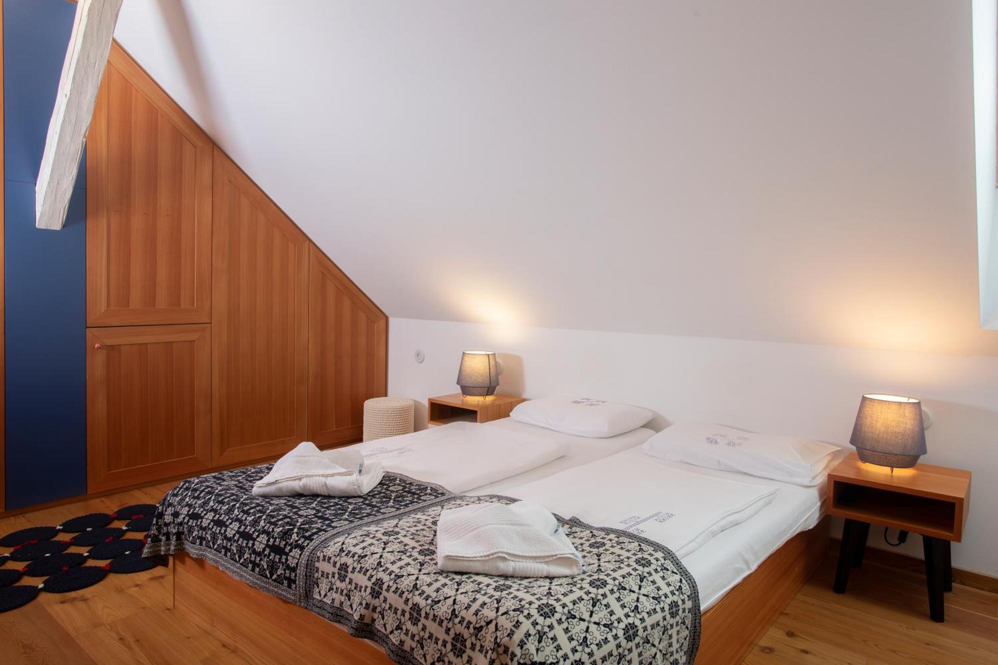 Pr'Gavedarjo Eco Heritage B&B Kranjska Gora Rum bild